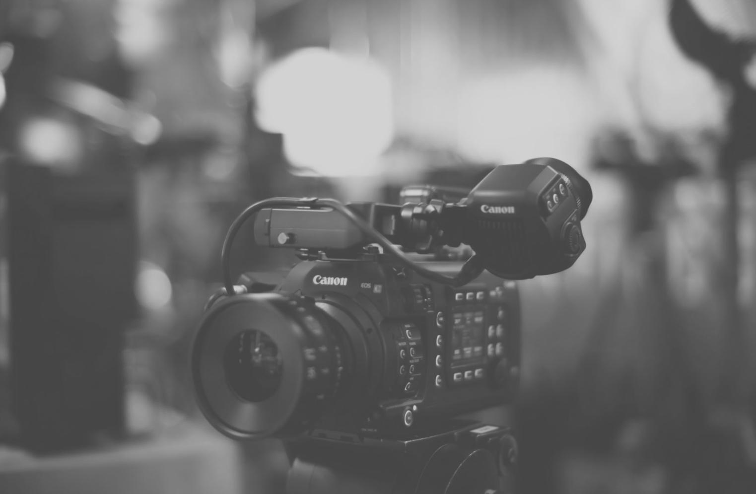 Praca przy montażu wideo - wielowarstwowa oś czasu w programie do edycji
